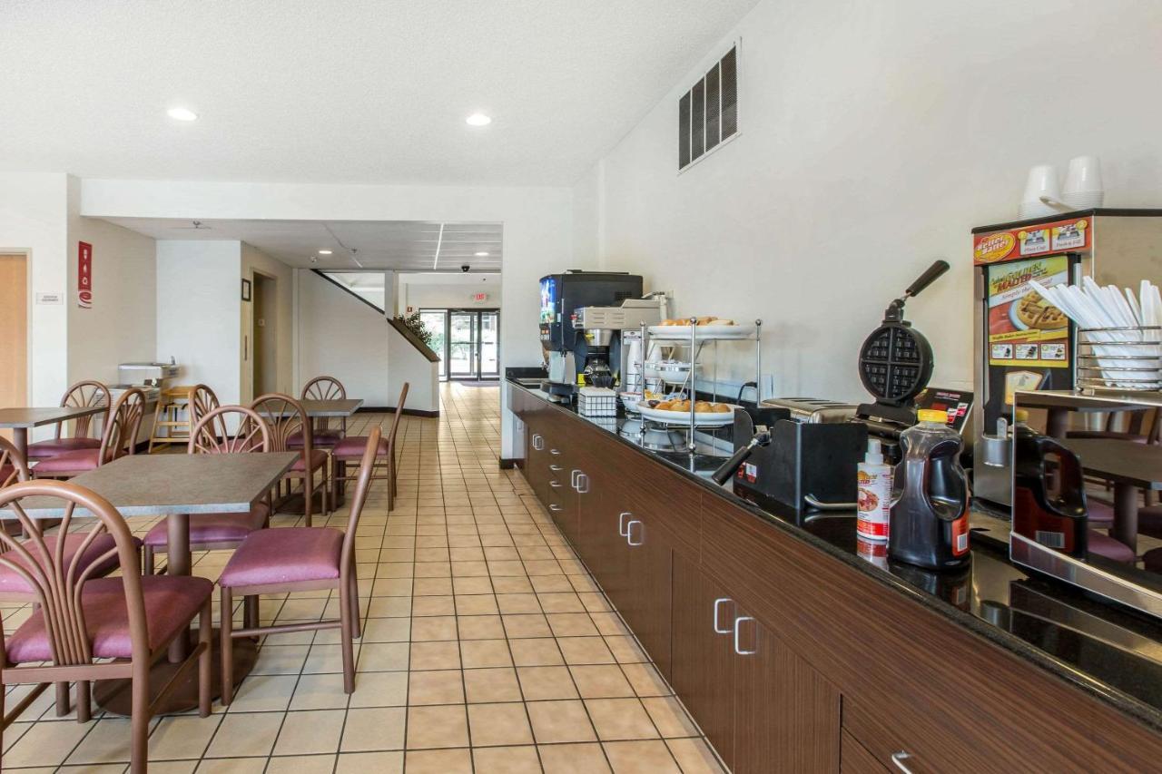 Econo Lodge Inn & Suites Peoria Illinois Екстериор снимка