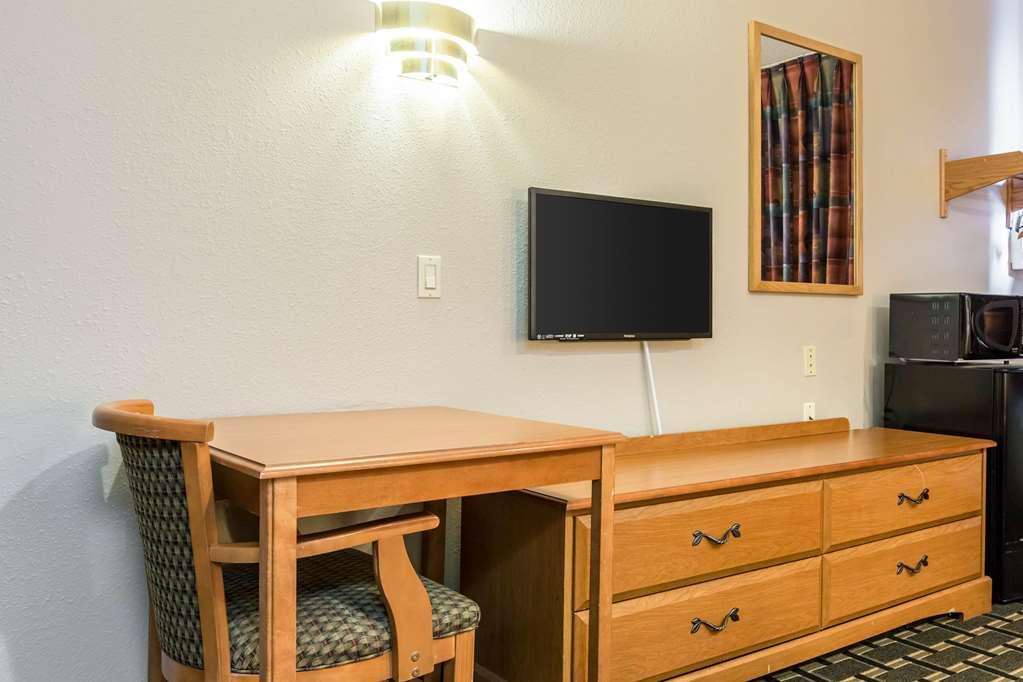 Econo Lodge Inn & Suites Peoria Illinois Стая снимка