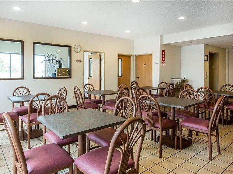 Econo Lodge Inn & Suites Peoria Illinois Екстериор снимка