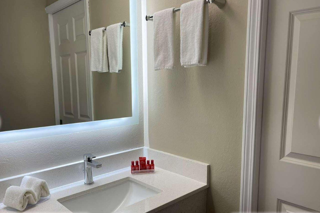 Econo Lodge Inn & Suites Peoria Illinois Екстериор снимка
