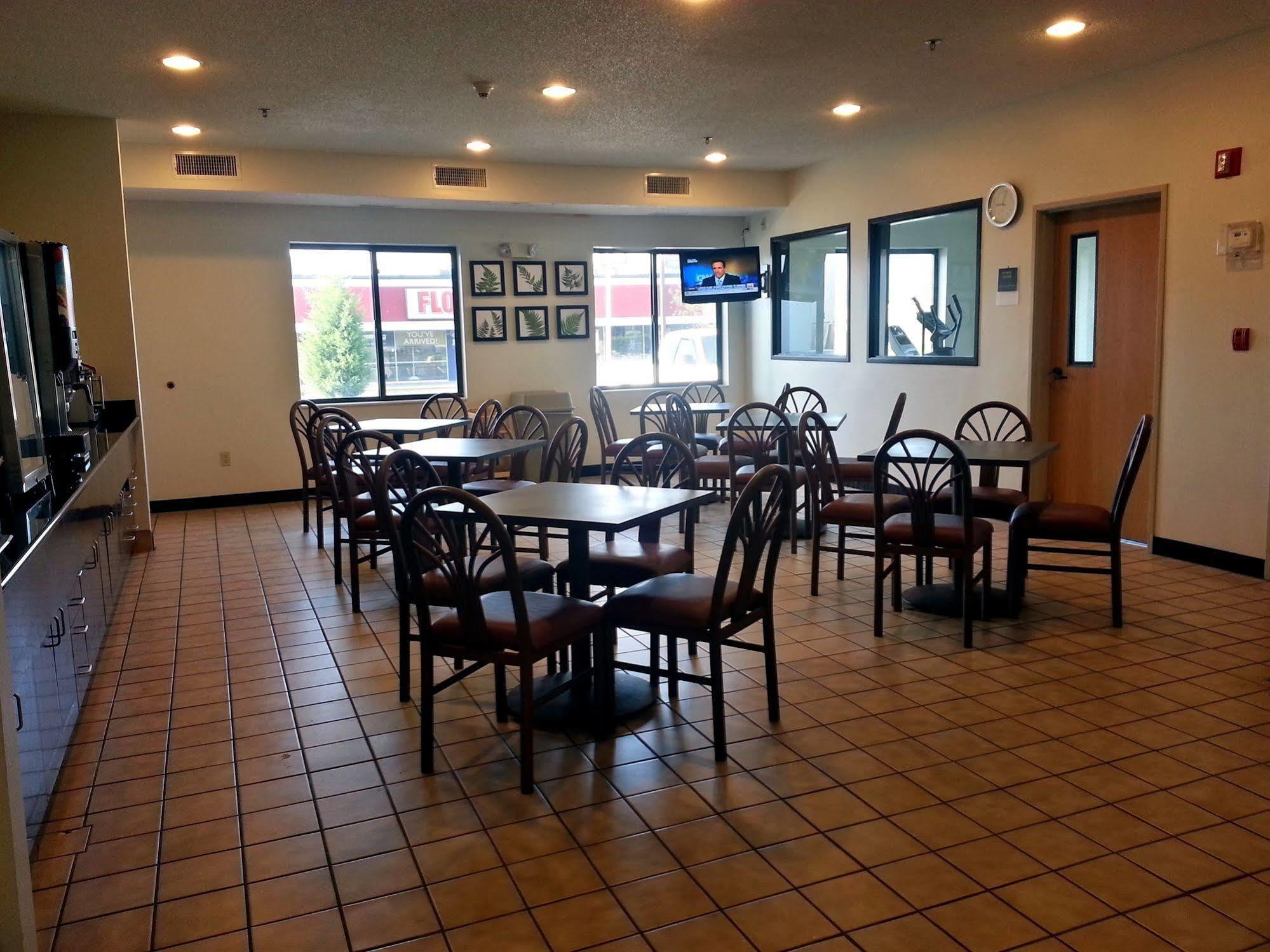 Econo Lodge Inn & Suites Peoria Illinois Екстериор снимка