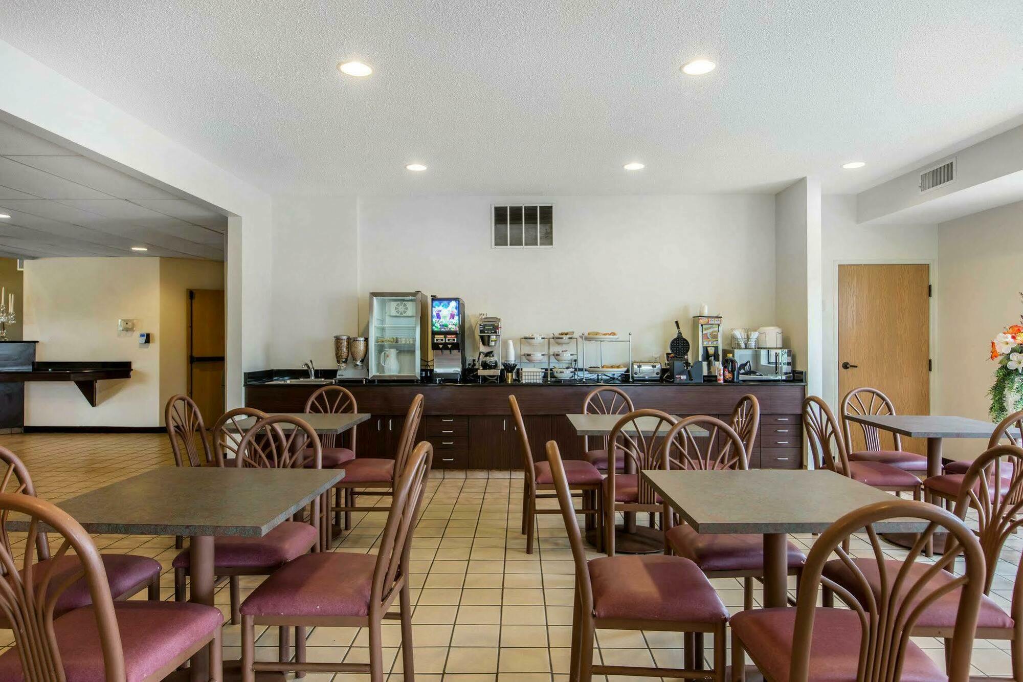 Econo Lodge Inn & Suites Peoria Illinois Екстериор снимка
